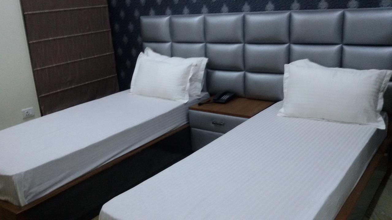 Hotel Royal International New Delhi Bagian luar foto