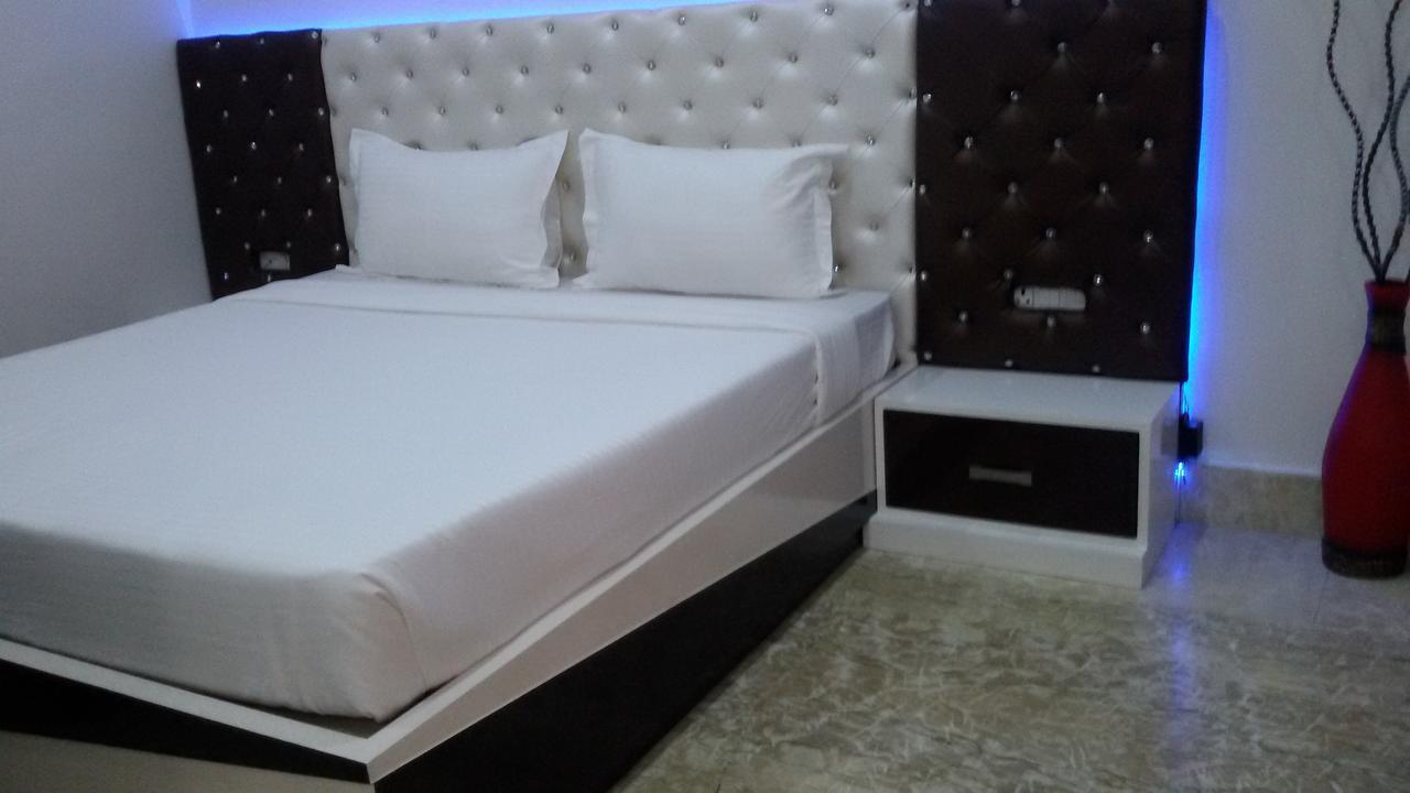 Hotel Royal International New Delhi Bagian luar foto