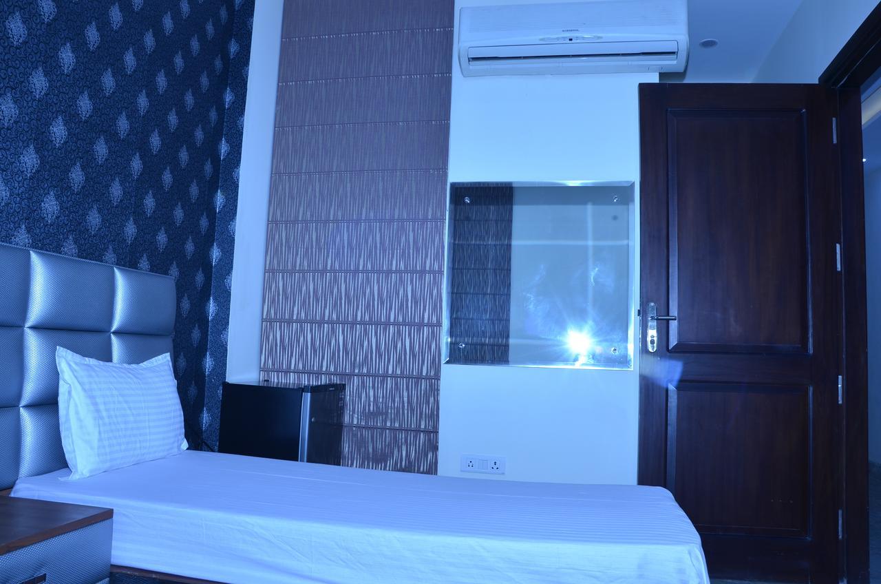 Hotel Royal International New Delhi Bagian luar foto