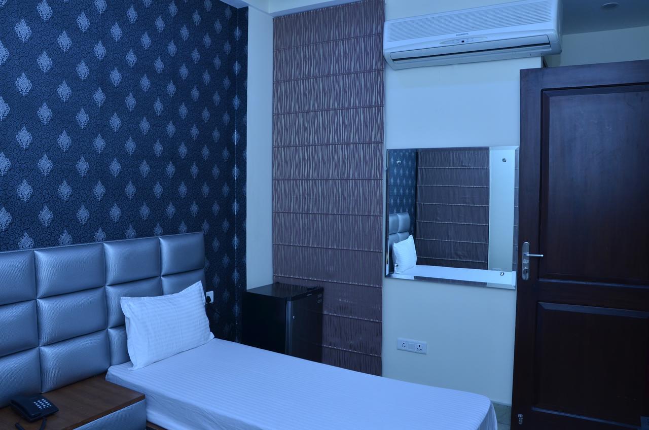 Hotel Royal International New Delhi Bagian luar foto